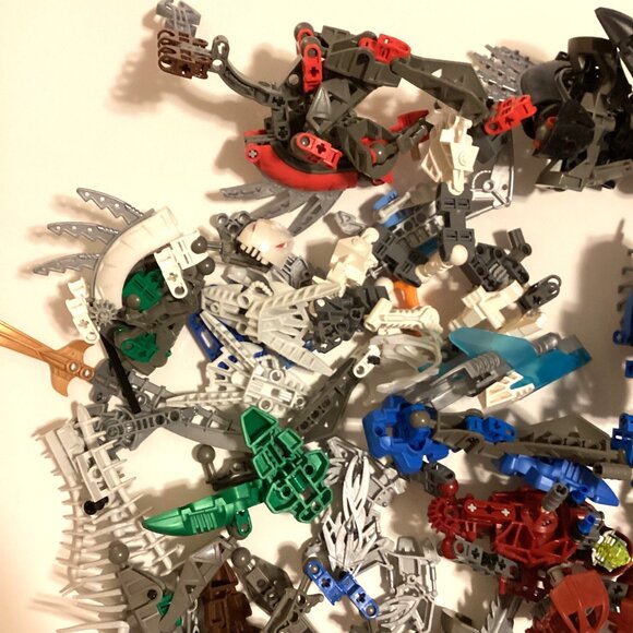 A Big Bundle Assortment of Lego Bionicle + Piraka Parts Loose Pieces - Picture 6 of 6